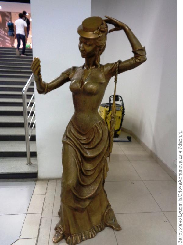 Дама, примеряющая шляпку, в торговом центре &quot;Гринвич&quot;.