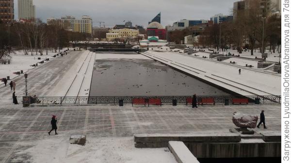 В центре города, на Плотинке, в начале декабря 2019...
