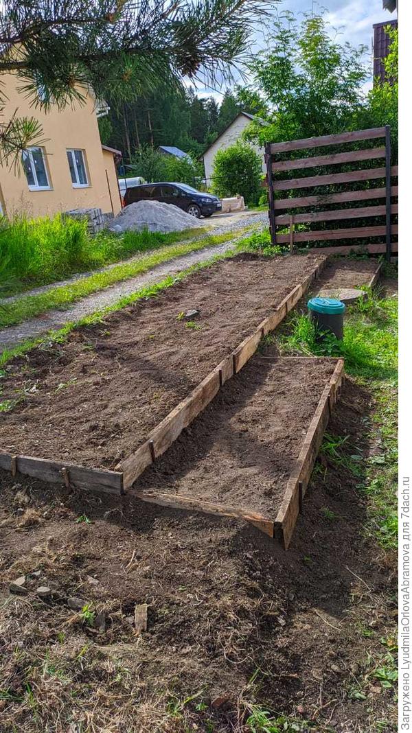 А вдоль дороги, перед домом, до недавнего времени забора не было совсем. Я только мечтала о нём... А этим летом мы наконец осуществили эту мою давнюю мечту.