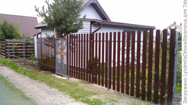 Вот такой, из евроштакетника. Здесь на фото он еще не закончен. Но неделя работы, и забор был готов. С калиткой и воротами. Снаружи вот такой, цвет &quot;тёмный шоколад&quot;.