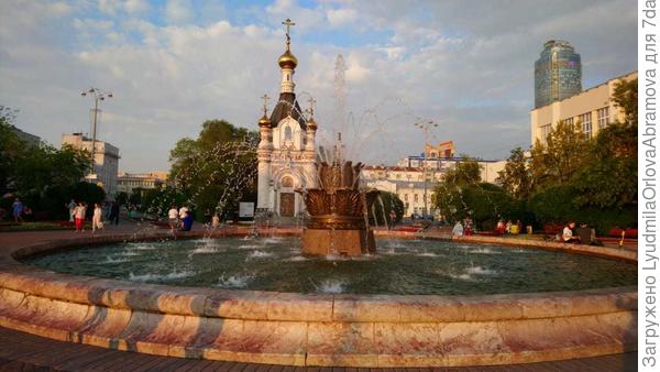 Фонтан "Каменный цветок" на площади Труда, за ним - колокольня Святой Екатерины, небесной покровительницы города