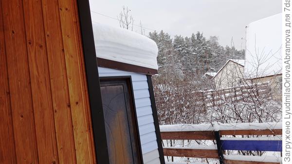 снег на крыше сарая