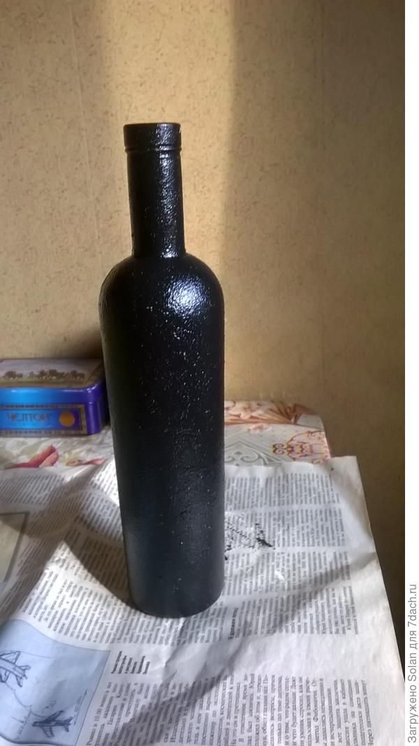 Дальше мы будем красить бутылку в тот цвет, который ты запланировала. Сегодня я выбрала черный.