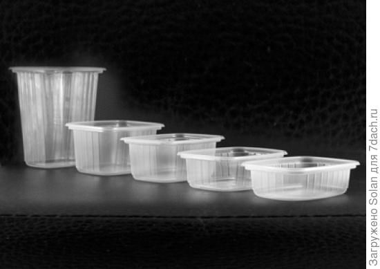 На фото, почему-то без крышки, а по факту - все закрываются. Крайний слева  - 0,5 литра. Я пользуюсь для мякоти томатов вторыми слева. Они на 0,2 литра.