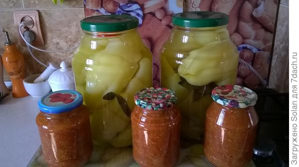 обрезки от перчиков перекрутила с помидорами , проварила и закрыла. Зимой для лазаньи пойдет в соус.