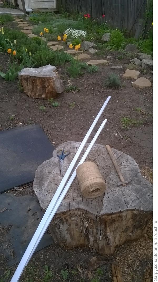 Это - так называемая "элька" из строительного магазина. Цена - 28 рублей)). Гвоздиком в ней пробила отверстия.