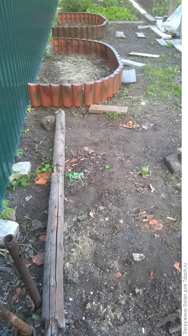 притащила бревно и закрепила его камнями.