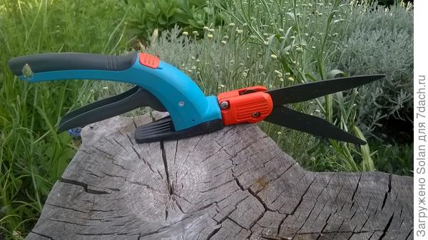 берем за оранжевое место крепления лезвий, не прилагая усилий поворачиваем.