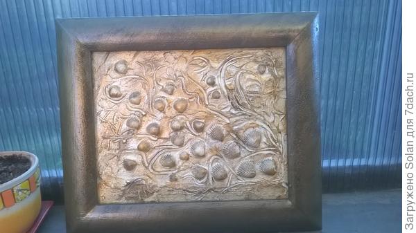 на подложке тоже держится. Только я сзади две планочки прибила дополнительно. Но, поделке 2 года и она на улице стоит. А стекло - да, приходится убрать.