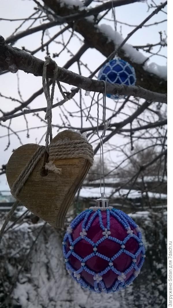 Нарядила вишню под окном. Синички с интересом рассматривают шарики)). Они им трескать семечки из кормушки совсем не мешают)))