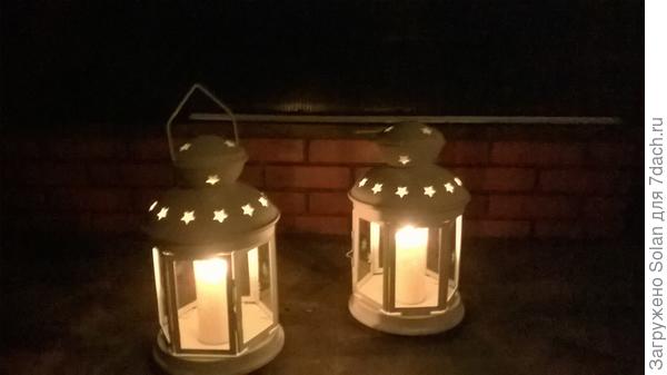 Когда я выскочила во двор, смотреть фейерверки кричать из-зо всех сил всей компанией брату в телефон (в Питер) &laquo;С нрвым годом!!!!&raquo;, увидела это))))). Мои мужчины расстарались! Завтра в планах их состарить. С нетерпением  жду апреля, чтобы вытащить скамью, стол, костровую чашу и поставить фонари во внутреннем каенном дворике!