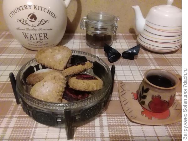 А я уже попробовала). Делается быстро, легко и просто. Я испекла из всего количества теста-завтра соберутся мои сладкоежки)). Сама я не большой охотник до сладкого. А печь-люблю. С вареньем мне понравилось. Я этот вид и попробовала.  Но без него-лучше, на мой вкус))). Тесто-отличное! Решила в другой раз сделать не сладкие-с тимьяном и морской солью. И с кунжутом половину сделаю. Очень рассыпчатое , хрустящее печенье! Хороший рецепт, буду повторять.