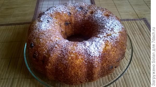 Подложка под горячее уже страшная, но тут лучше видно, как хорошо поднялся кекс. Он очень пышный. Я боялась, что не выну его из формы. Но, не без усилий, но все отделилось хорошо. Одна трещинка не считается)))).