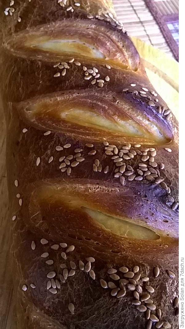 С хрустящей корочкой, нежным , слоистым мякишем...