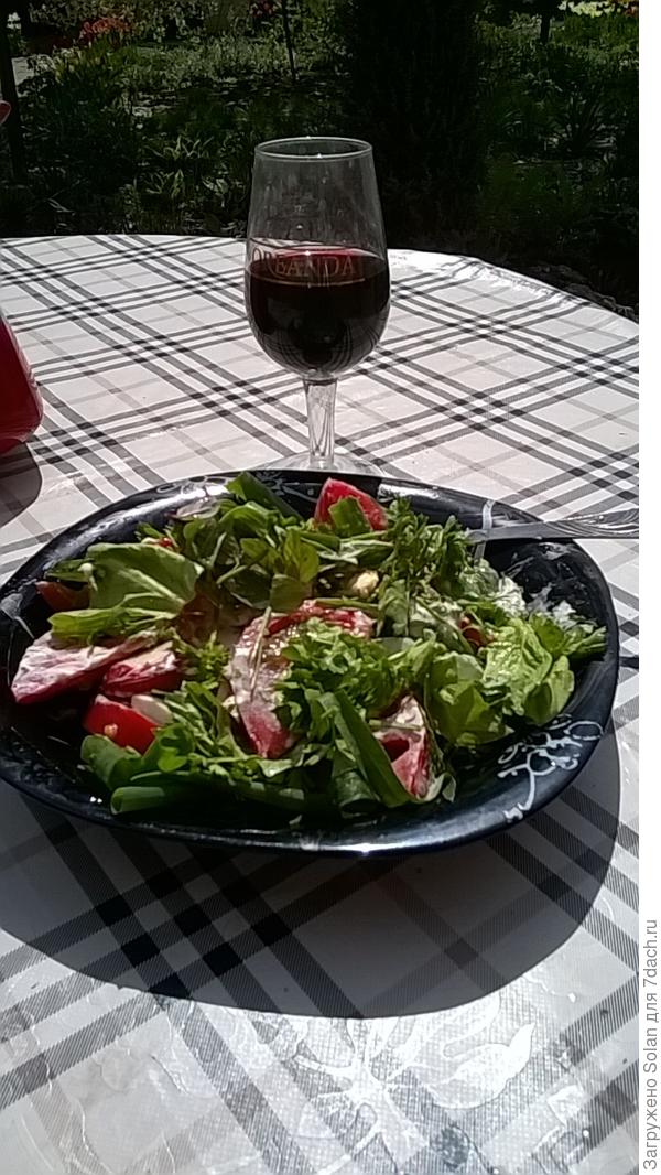 Я сегодня одна, поэтому -так. Зато , вся зелень, включая мяту, шпинат и эстрагон, в салате своя))))). У нас очень сильный ветер. Так что, мой салат был щедро сдобрен лепесками вишни