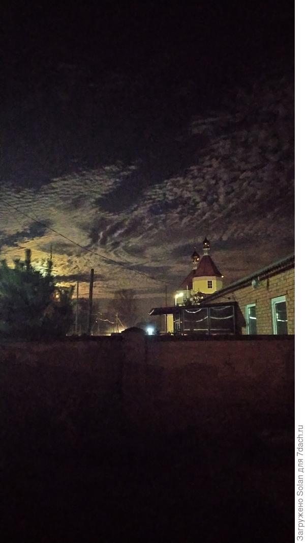 В понедельник ночью такую картину луна нарисовала))). Я вышла во двор с Пронькой и обомлела... Это не фонарь, кстати, освещает. Луна!