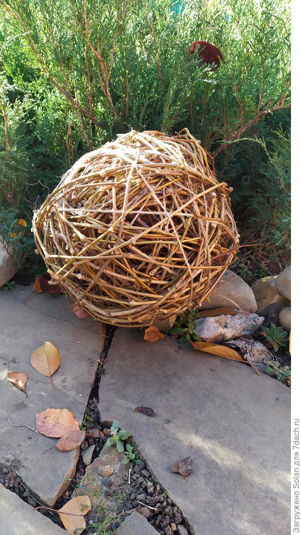 Ивы у меня нет(((. Попробую из чего-то другого пустотелый сплести. А пока-буду мотать из лоз))))))