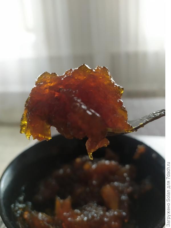 Сделала на килограмм очищенных яблок и килограмм сахара. Получилось 4 баночки по 300 мл и чашечка на &quot;попроб&quot; к блинам мужу. Очень густое, отлично пойдет на пироги зимой. Готовить не напряжно. Делала между делом, стоять и непрерывно помешивать не пришлось, пены тоже, к счастью, не было. Результатом довольна, буду повторять))))). Спасибо за рецепт!)