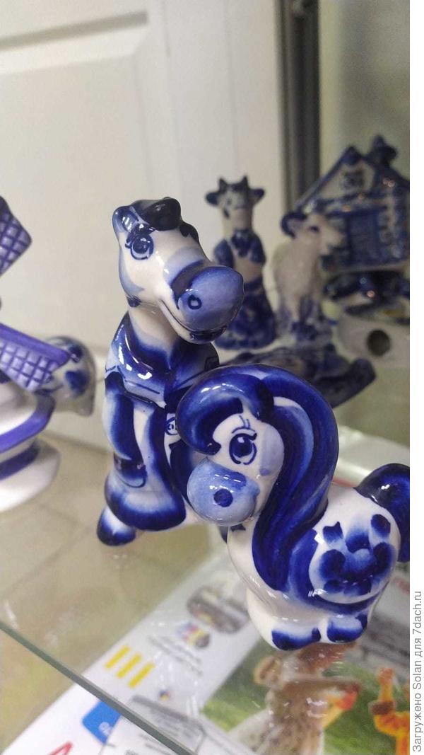 а это - мы с шефом))). Нам клиентка подарила. Он - конь в пальто, а я - понЯ. С челкой и ...опой)))