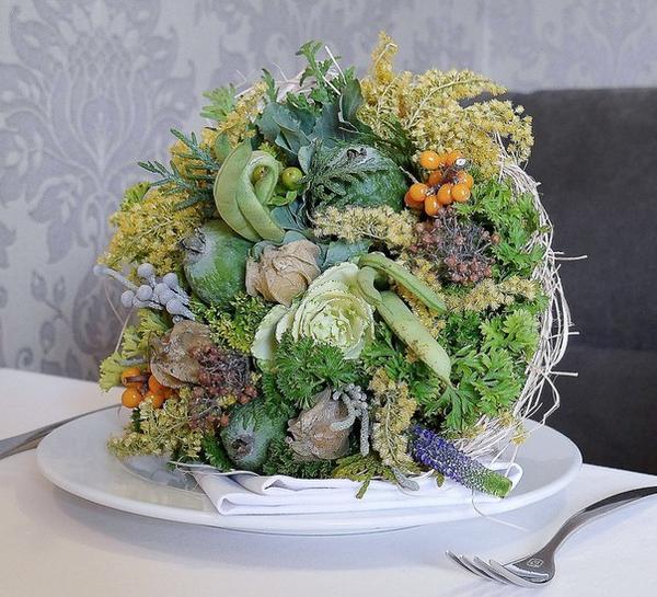 Винтажный букет с облепихой, стручковой фасолью, петрушкой, фейхоа, лавровым листом и физалисом. Фото с сайта https://vk.com/o_horosho