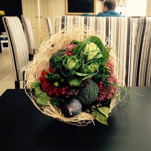 Брокколи, петрушка, кинза, укроп, лук, салат, ягоды калины, инжир и лавровый лист. Фото с сайта https://vk.com/o_horosho