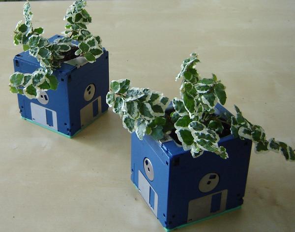 Кашпо из старых дискет. Фото с сайта http://www.instructables.com