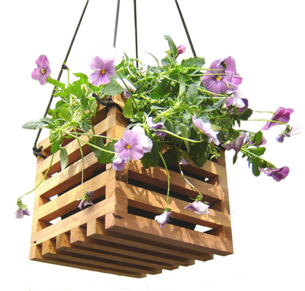 Подвесное деревянное кашпо. Фото с сайта http://www.daw-zahrady.cz