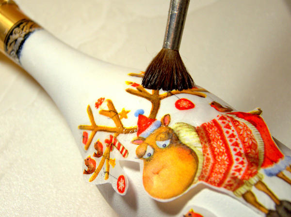 Приклеиваем картинку лаком для декупажа.