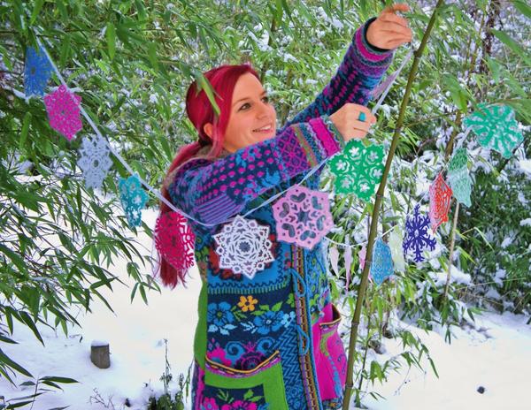 Любимый сад можно украсить ажурными снежинками из разноцветной бумаги