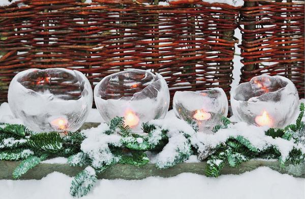Ледяные чаши послужат оригинальным обрамлением для небольших тепловых свечек.