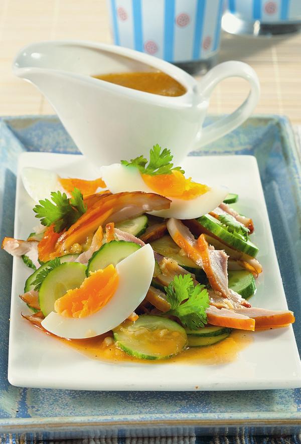 Салат с курицей. Фото: Олег Кулагин /ЦФА Burda