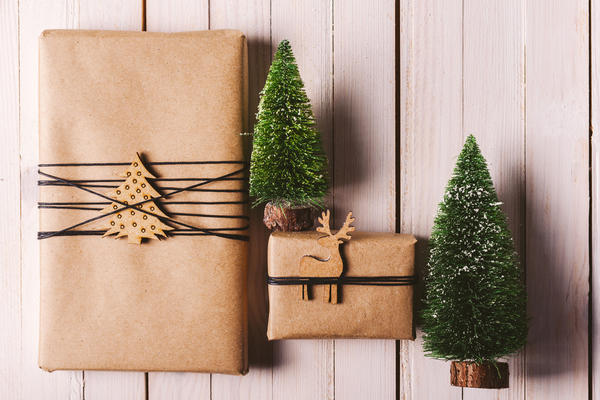 Минималистичная упаковка из крафтовой бумаги