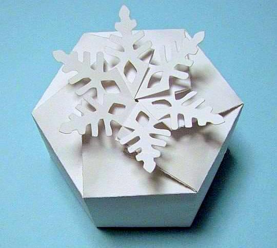 Подарочная коробка-снежинка. Фото с сайта usefuldiy.com