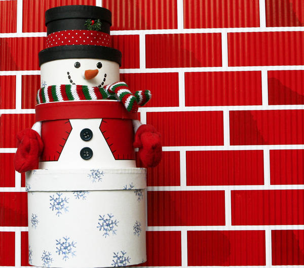 Снеговик из подарочных коробок