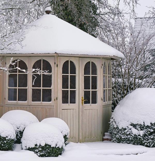Садовая беседка зимой