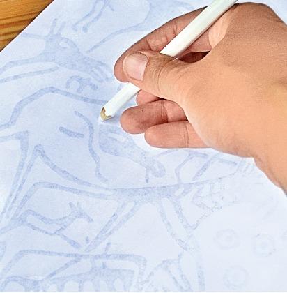 Положите рисунок на камень заштрихованной стороной вниз и обведите твердым карандашом