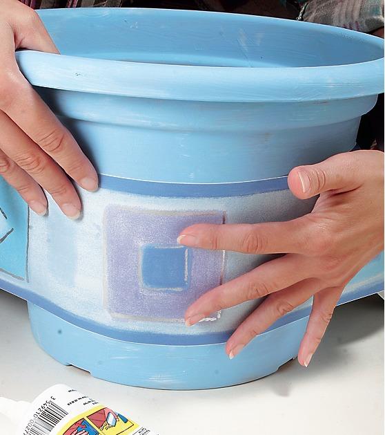 Наклейте элементы бордюра на контейнер