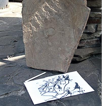 Переверните рисунок и полностью заштрихуйте лист белым мягким карандашом