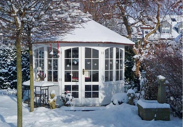 Стекла мини-домика зимой можно украсить снежинками
