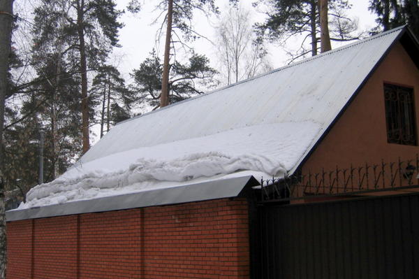 Для такой крыши следовало бы предусмотреть элементы снегозадержания