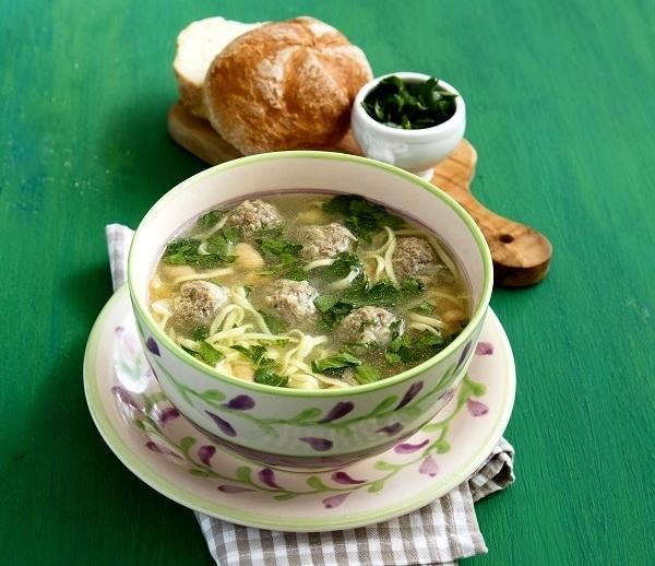Суп с фрикадельками, лапшой и кинзой. Фото: МарияКовалева/BurdaMedia