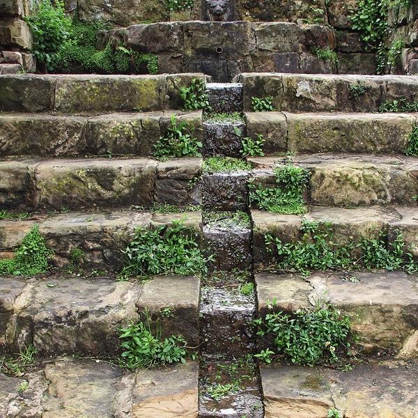 Садовая лестница из монолитного бетона или готовые ступени для крыльца