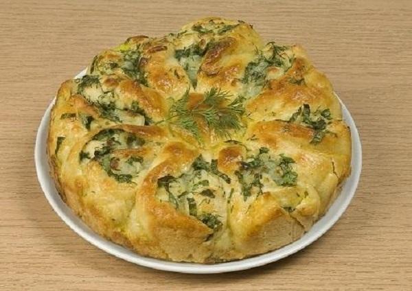 Пирог из дрожжевого теста с брынзой и свежей зеленью