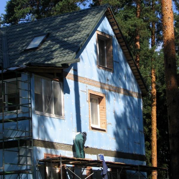 Кирпичный дом утеплен экструдированным пенополистиролом. Сверху будет уложена штукатурка