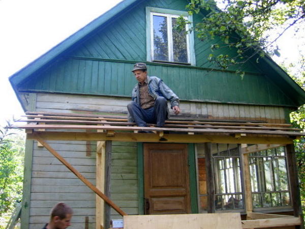 Внешний вид садового домика с холодным чердаком