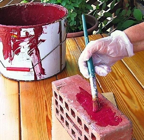 Нанесите на старые кирпичи два слоя фасадной краски вишневого цвета.