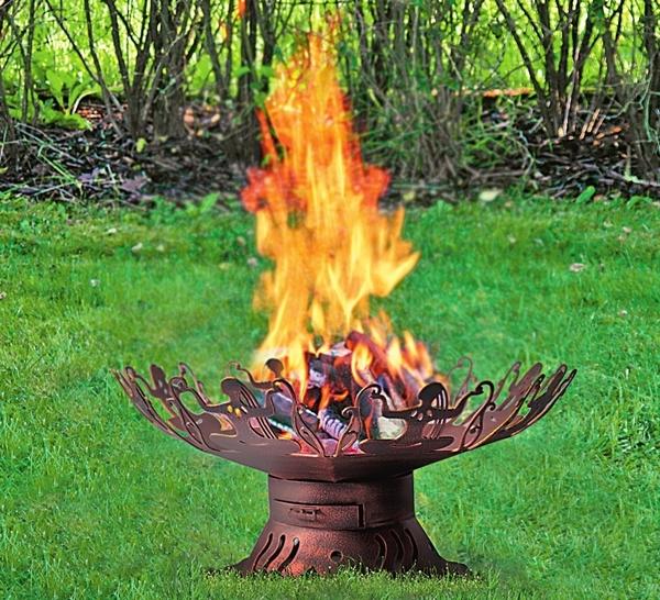 Ажурная металлическая жаровня (Тиарелла) не годится для поджаривания шашлыков, но создает в саду особую атмосферу.
