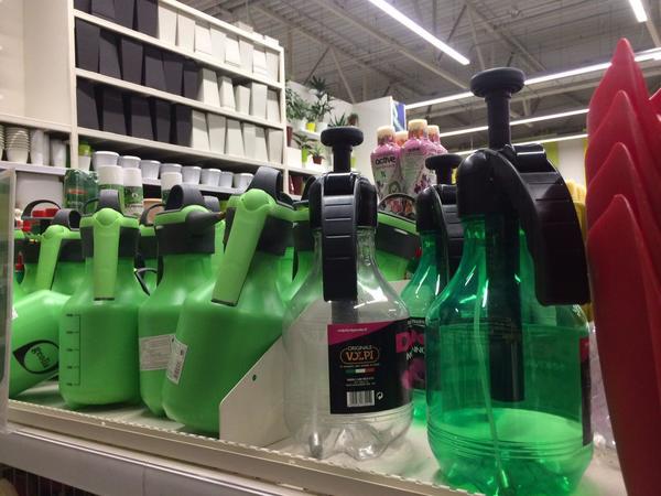 Опрыскиватели, как и лейки, бывают разных форм и цветов