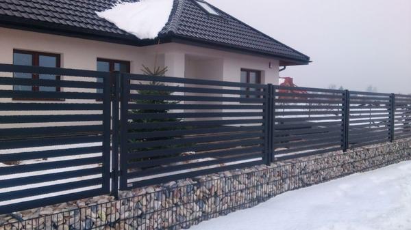 Комбинированный забор с фундаментом из габионов. Фото с сайта dograd.ru