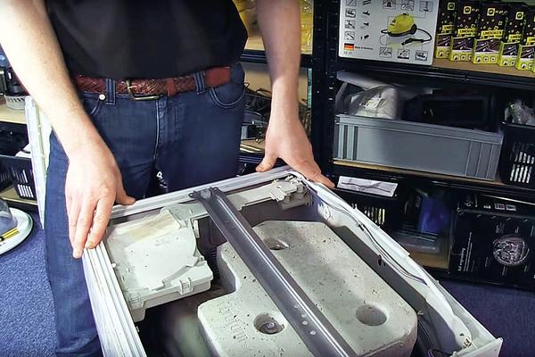 Снимаем верхнюю крышку с машинки